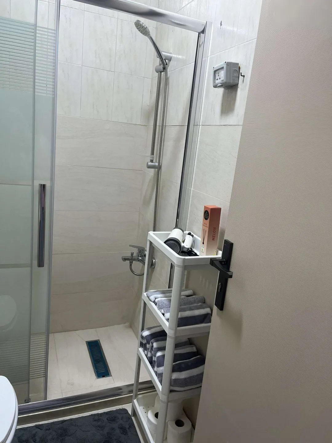 5d664af08e_16_cleaned شقة مفروشة ساحرة للإيجار في الجبيهة خطوات من البوابة الشمالية للجامعة الأردنية تتميز بتصميمها الأنيق وعفويتها الكاملة – عمان الاردن | ID 732866
