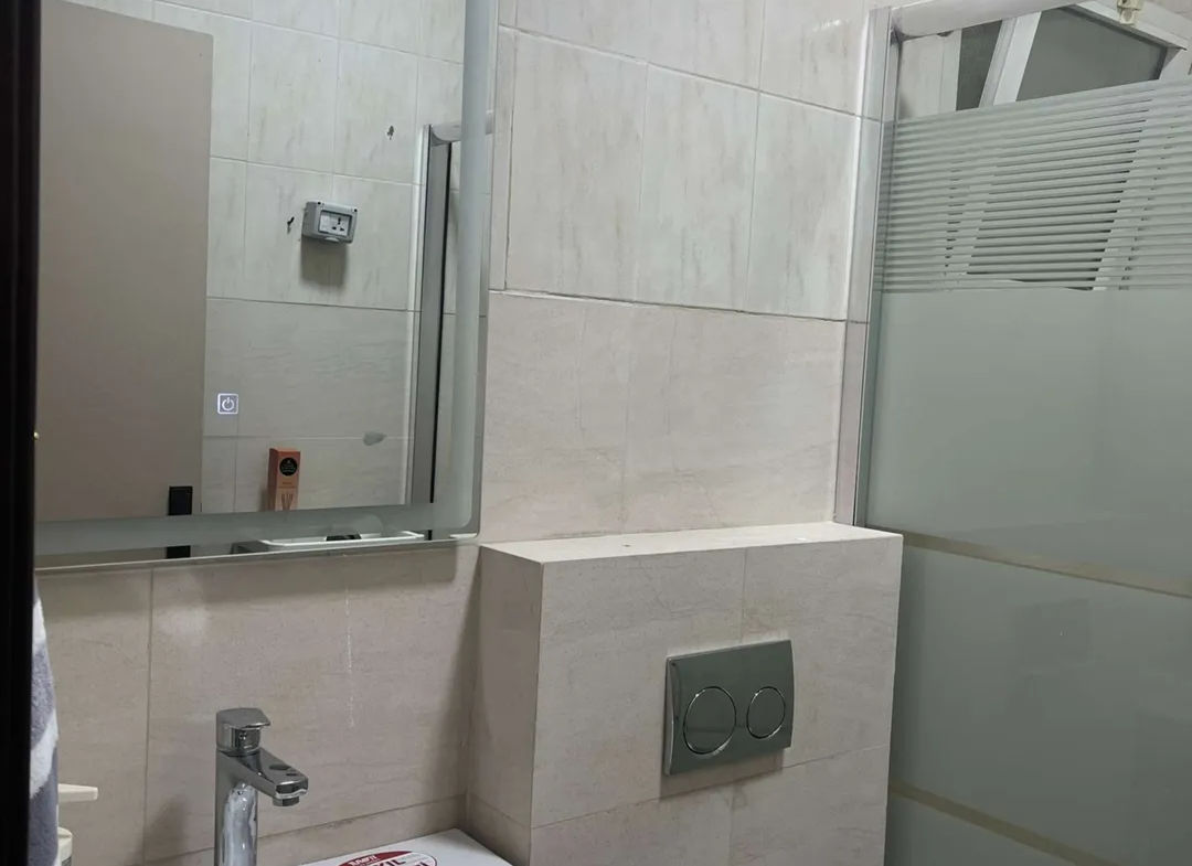 شقة مفروشة ساحرة للإيجار في الجبيهة خطوات من البوابة الشمالية للجامعة الأردنية تتميز بتصميمها الأنيق وعفويتها الكاملة – عمان الاردن | ID 732866