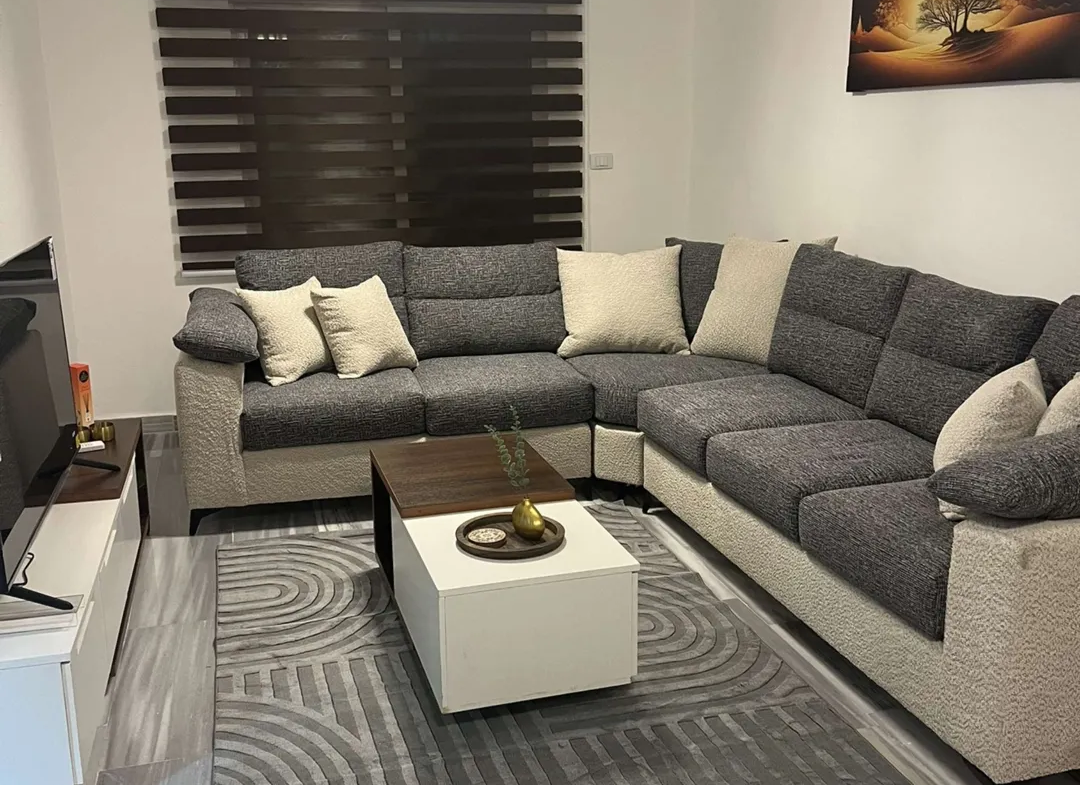 شقة مفروشة ساحرة للإيجار في الجبيهة خطوات من البوابة الشمالية للجامعة الأردنية تتميز بتصميمها الأنيق وعفويتها الكاملة – عمان الاردن | ID 732866