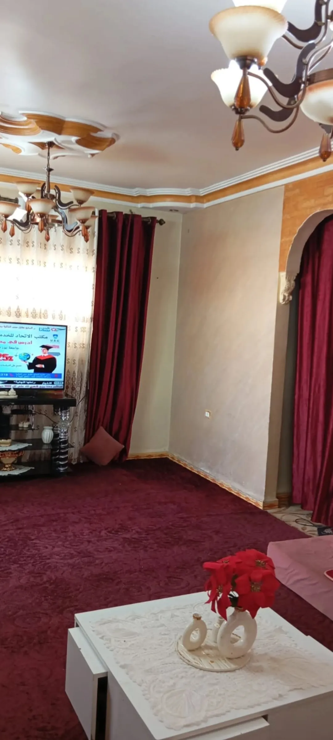 عمارة رائعة مكونة من ثلاثة طوابق مُجددة بالكامل وتضم مخزنًا