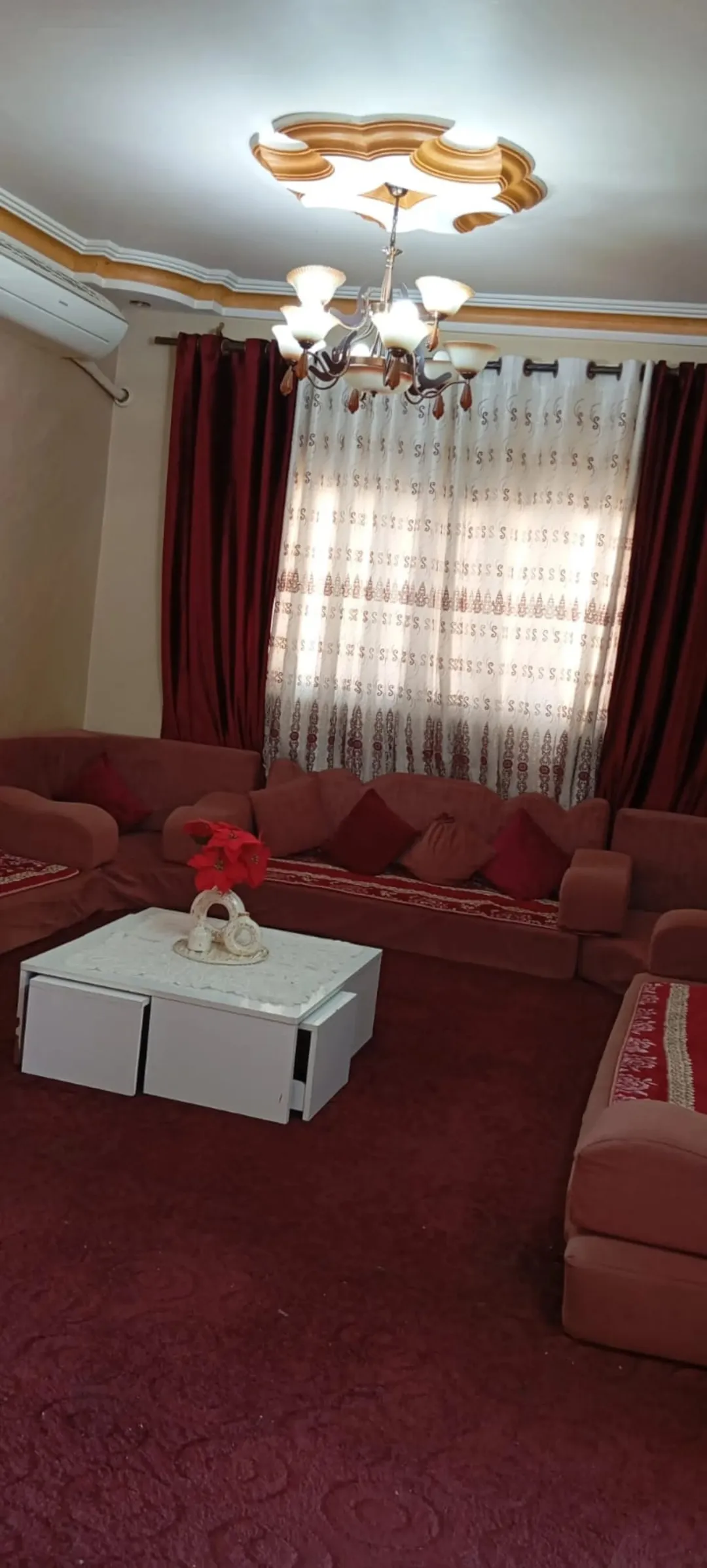 عمارة رائعة مكونة من ثلاثة طوابق مُجددة بالكامل وتضم مخزنًا