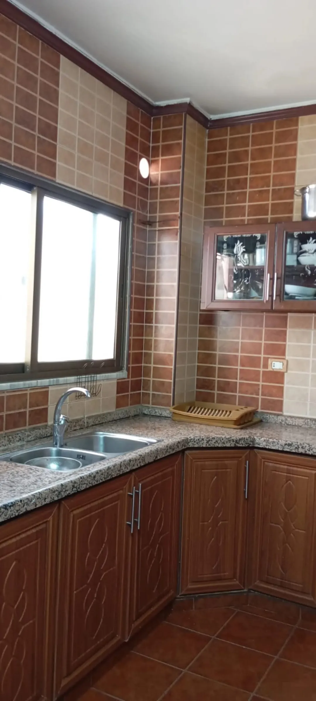 عمارة رائعة مكونة من ثلاثة طوابق مُجددة بالكامل وتضم مخزنًا