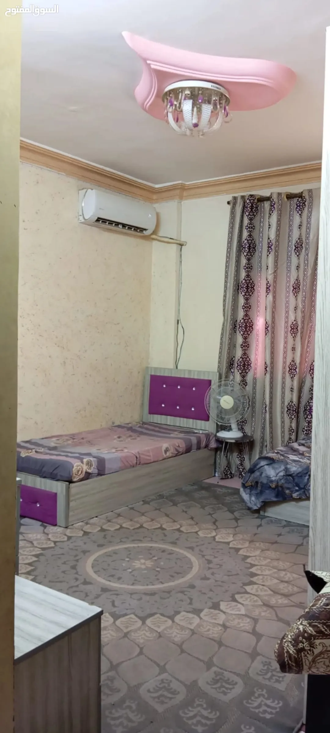 عمارة رائعة مكونة من ثلاثة طوابق مُجددة بالكامل وتضم مخزنًا