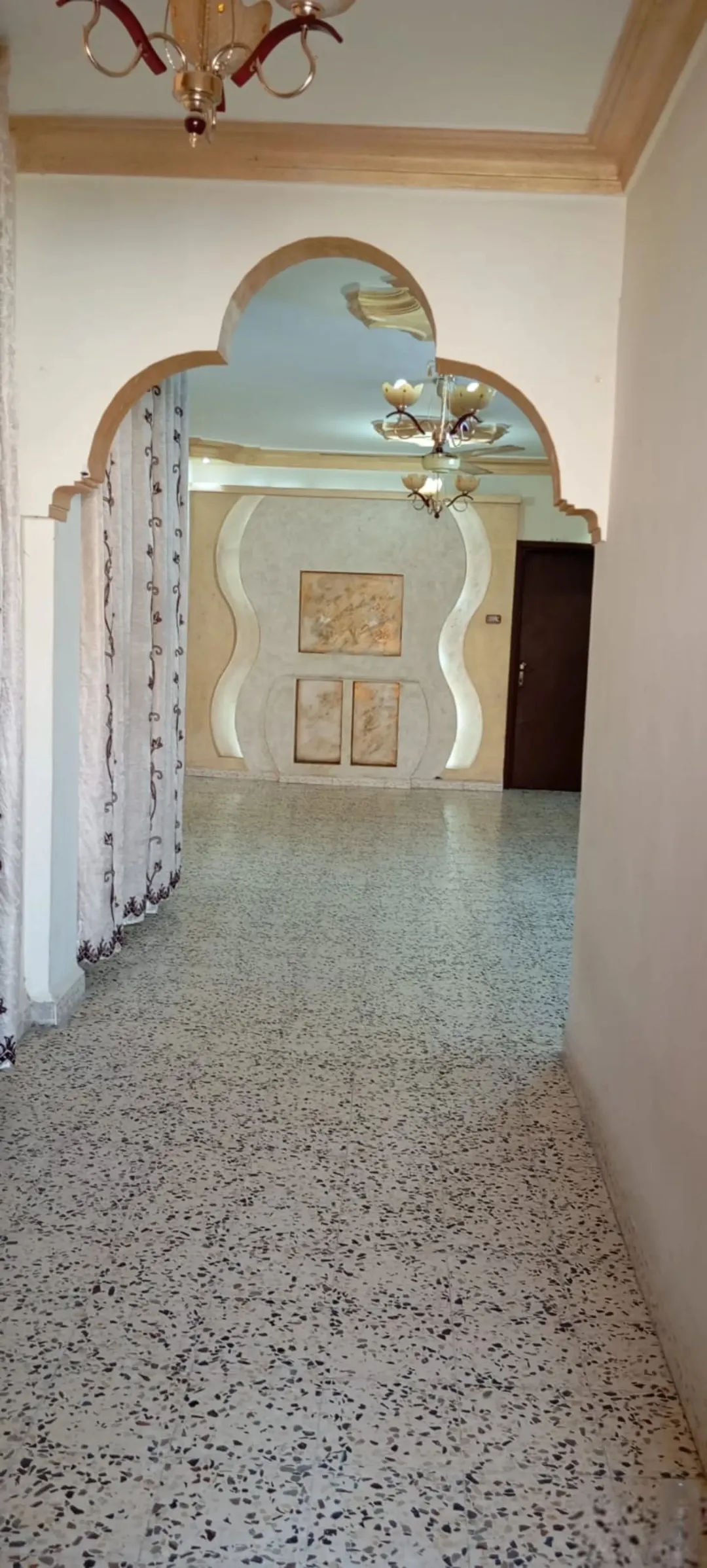 عمارة رائعة مكونة من ثلاثة طوابق مُجددة بالكامل وتضم مخزنًا