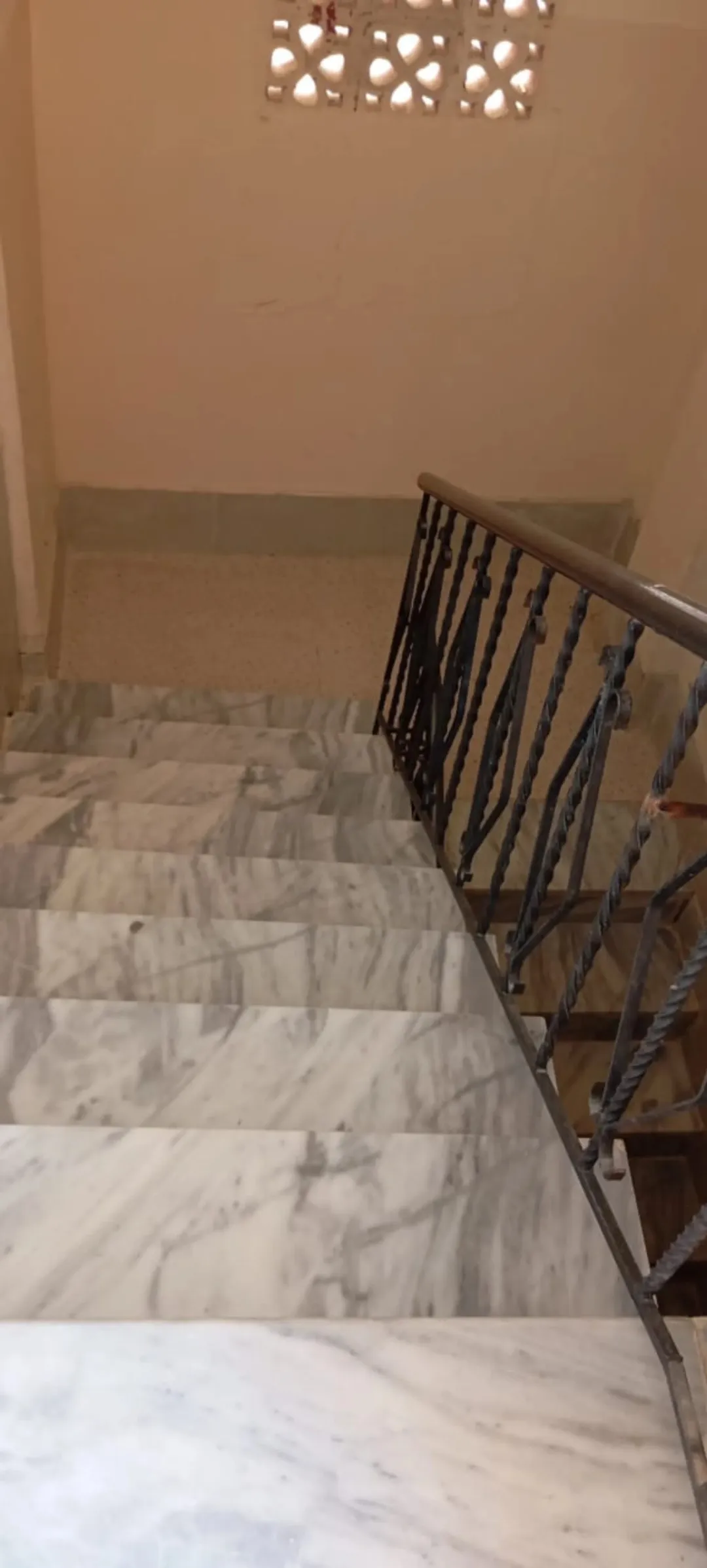 عمارة رائعة مكونة من ثلاثة طوابق مُجددة بالكامل وتضم مخزنًا