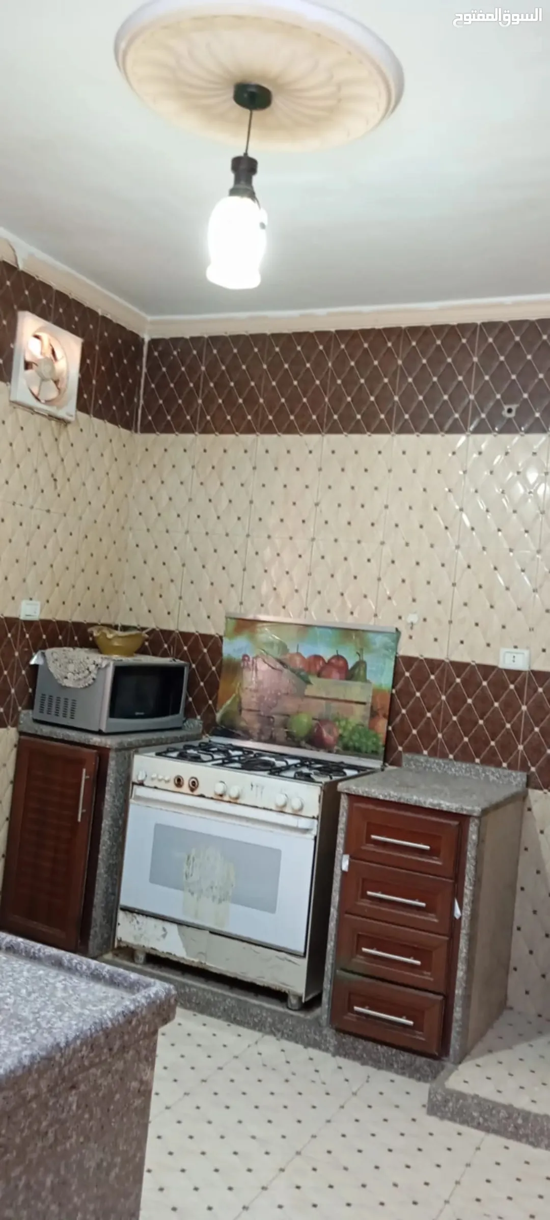 عمارة رائعة مكونة من ثلاثة طوابق مُجددة بالكامل وتضم مخزنًا