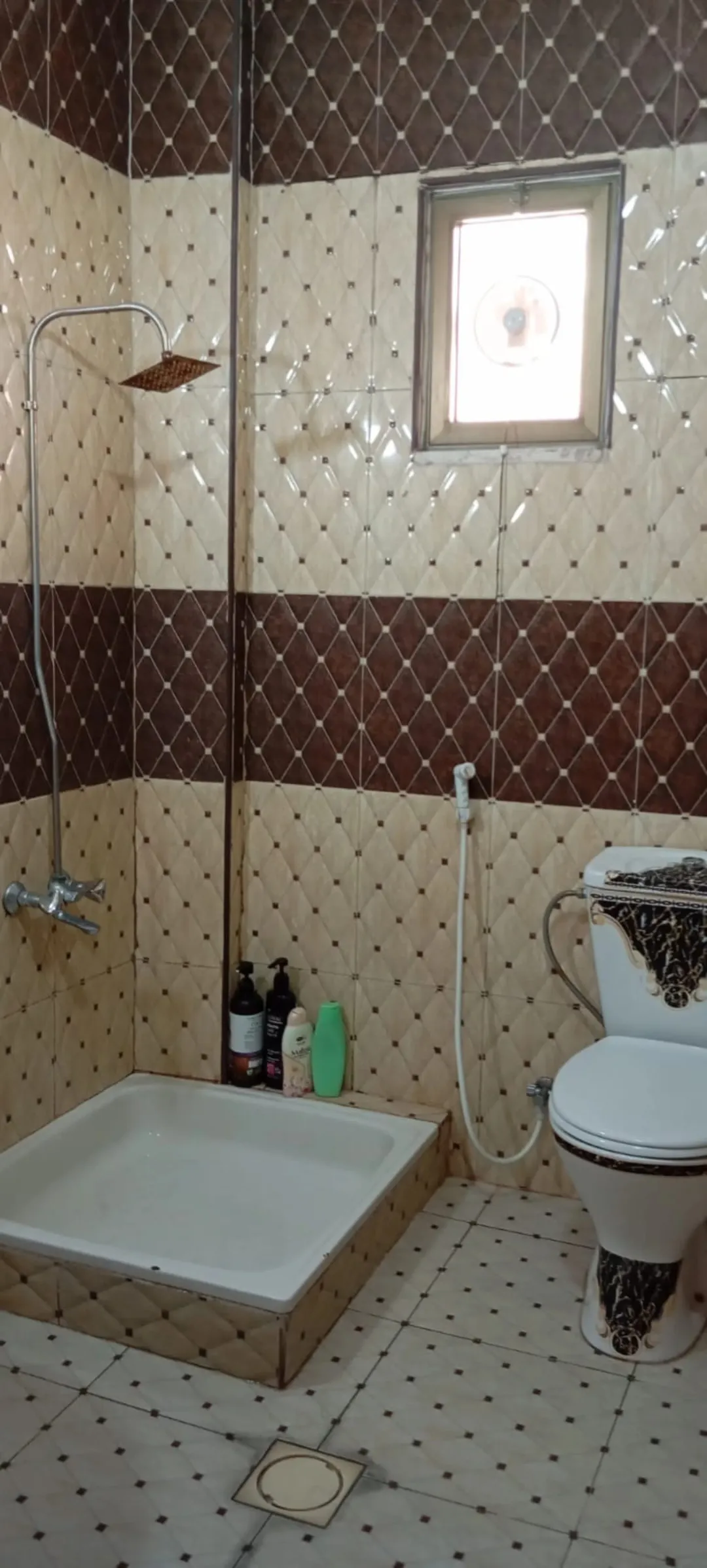 عمارة رائعة مكونة من ثلاثة طوابق مُجددة بالكامل وتضم مخزنًا