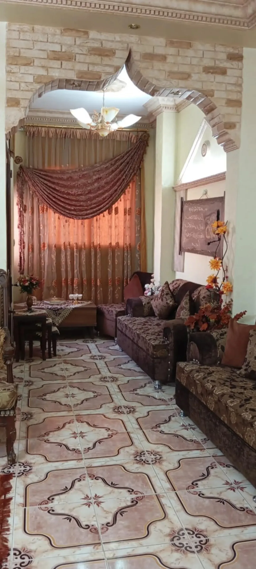 عمارة رائعة مكونة من ثلاثة طوابق مُجددة بالكامل وتضم مخزنًا