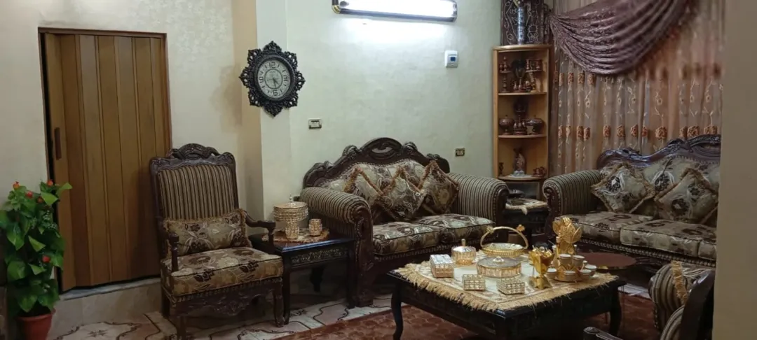 عمارة رائعة مكونة من ثلاثة طوابق مُجددة بالكامل وتضم مخزنًا