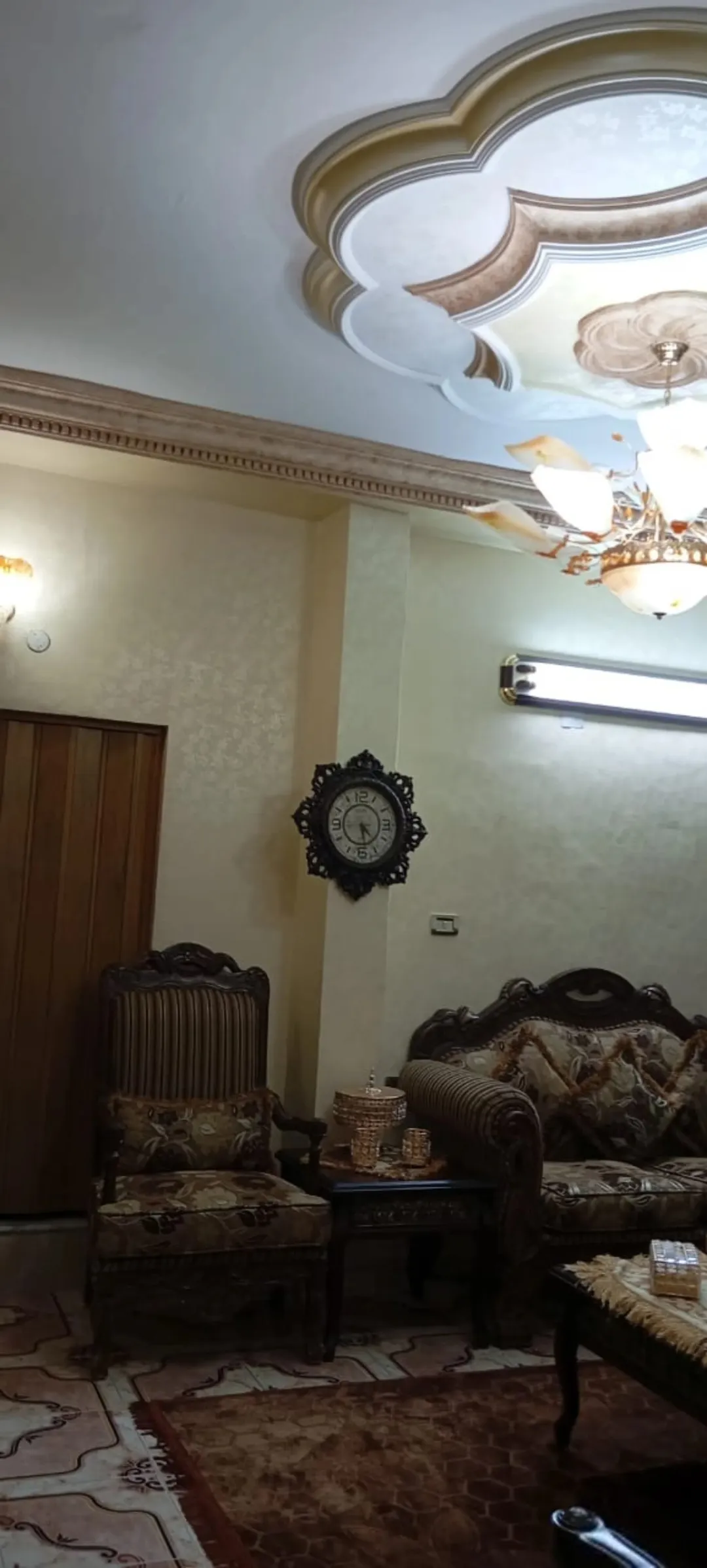 عمارة رائعة مكونة من ثلاثة طوابق مُجددة بالكامل وتضم مخزنًا