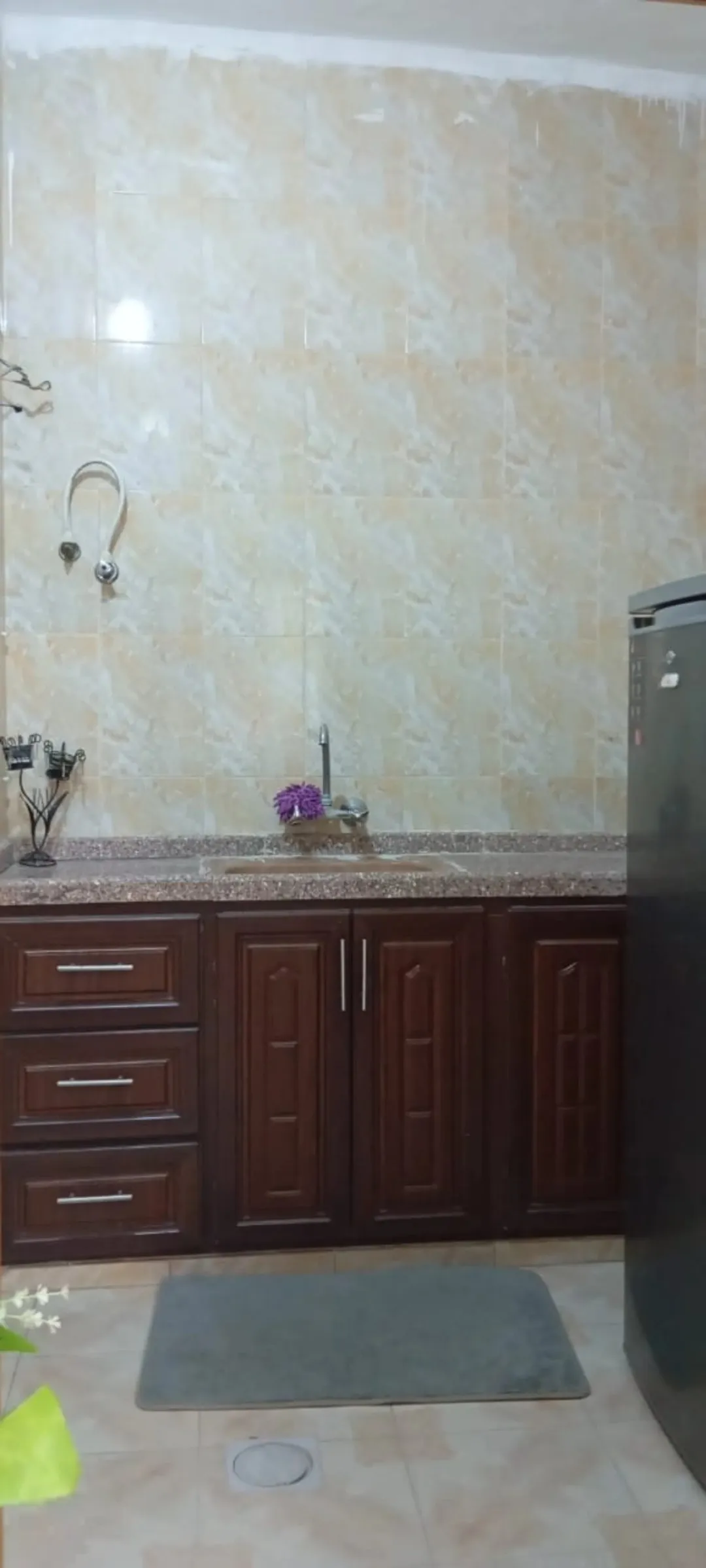 عمارة رائعة مكونة من ثلاثة طوابق مُجددة بالكامل وتضم مخزنًا