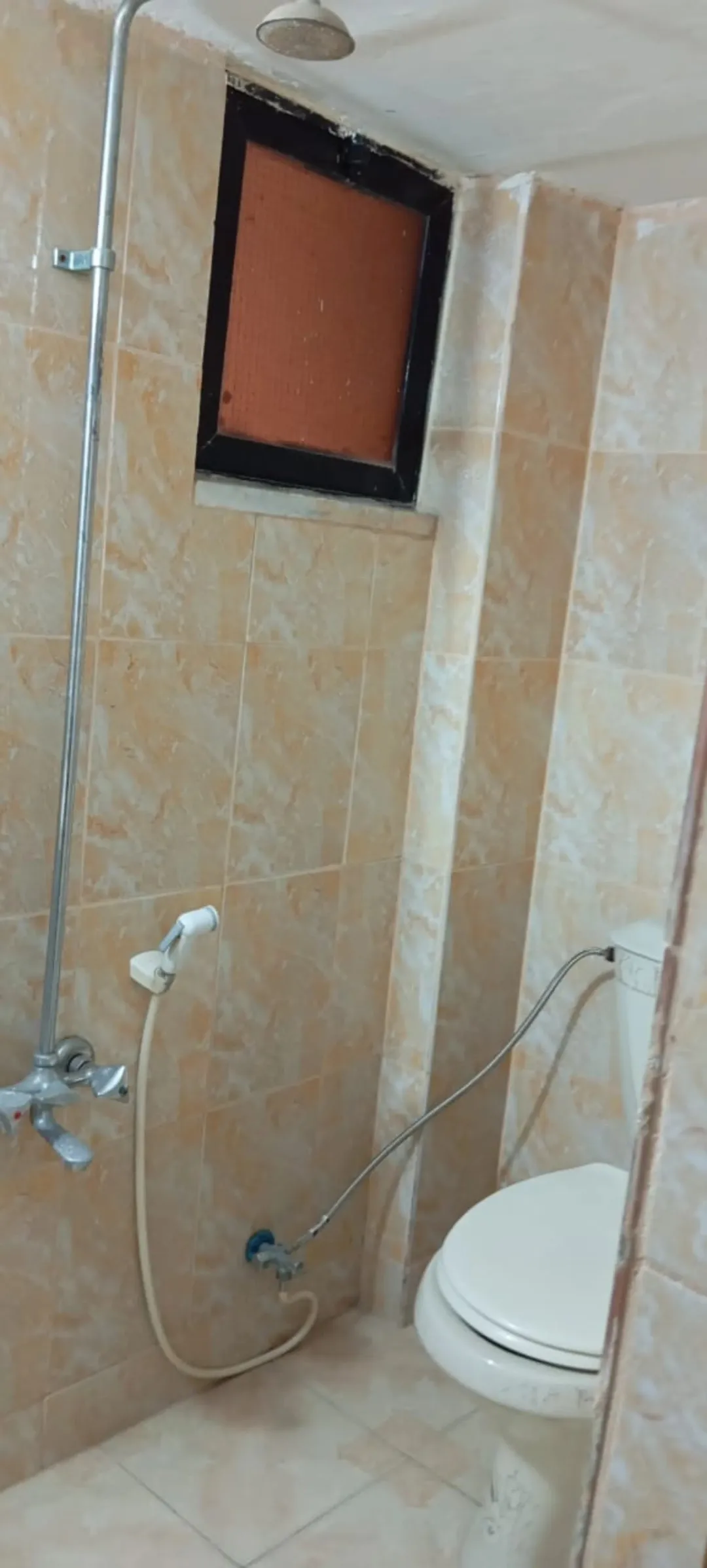 عمارة رائعة مكونة من ثلاثة طوابق مُجددة بالكامل وتضم مخزنًا