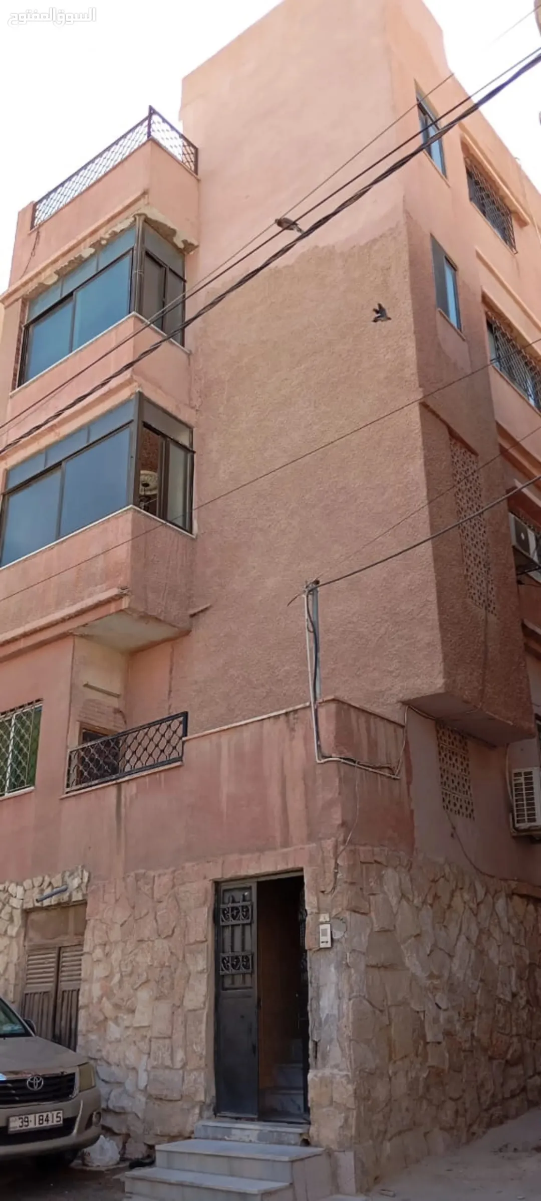 عمارة رائعة مكونة من ثلاثة طوابق مُجددة بالكامل وتضم مخزنًا
