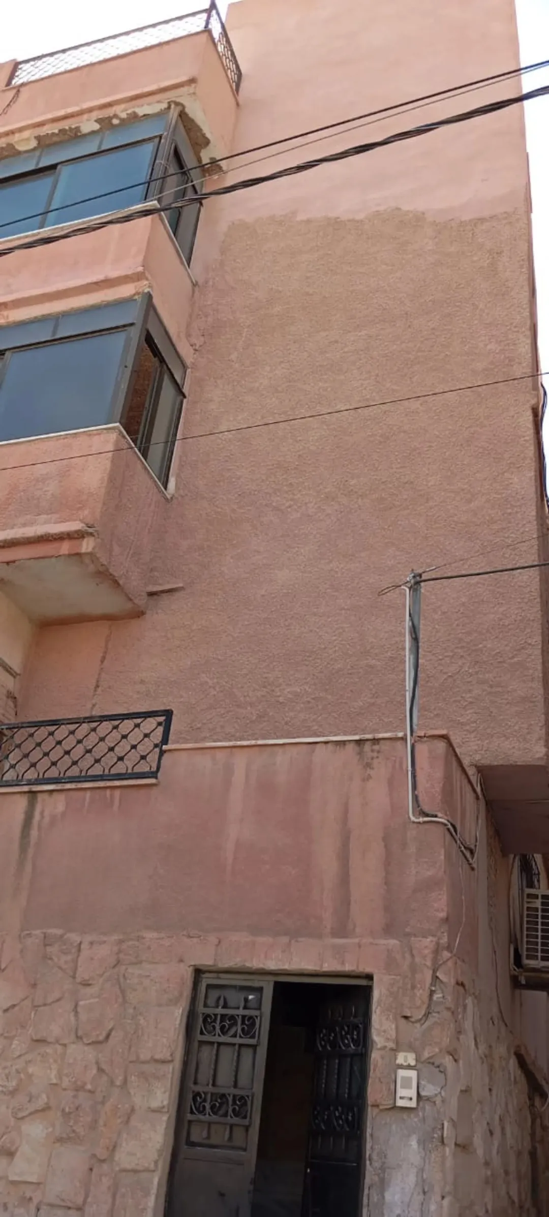 عمارة رائعة مكونة من ثلاثة طوابق مُجددة بالكامل وتضم مخزنًا