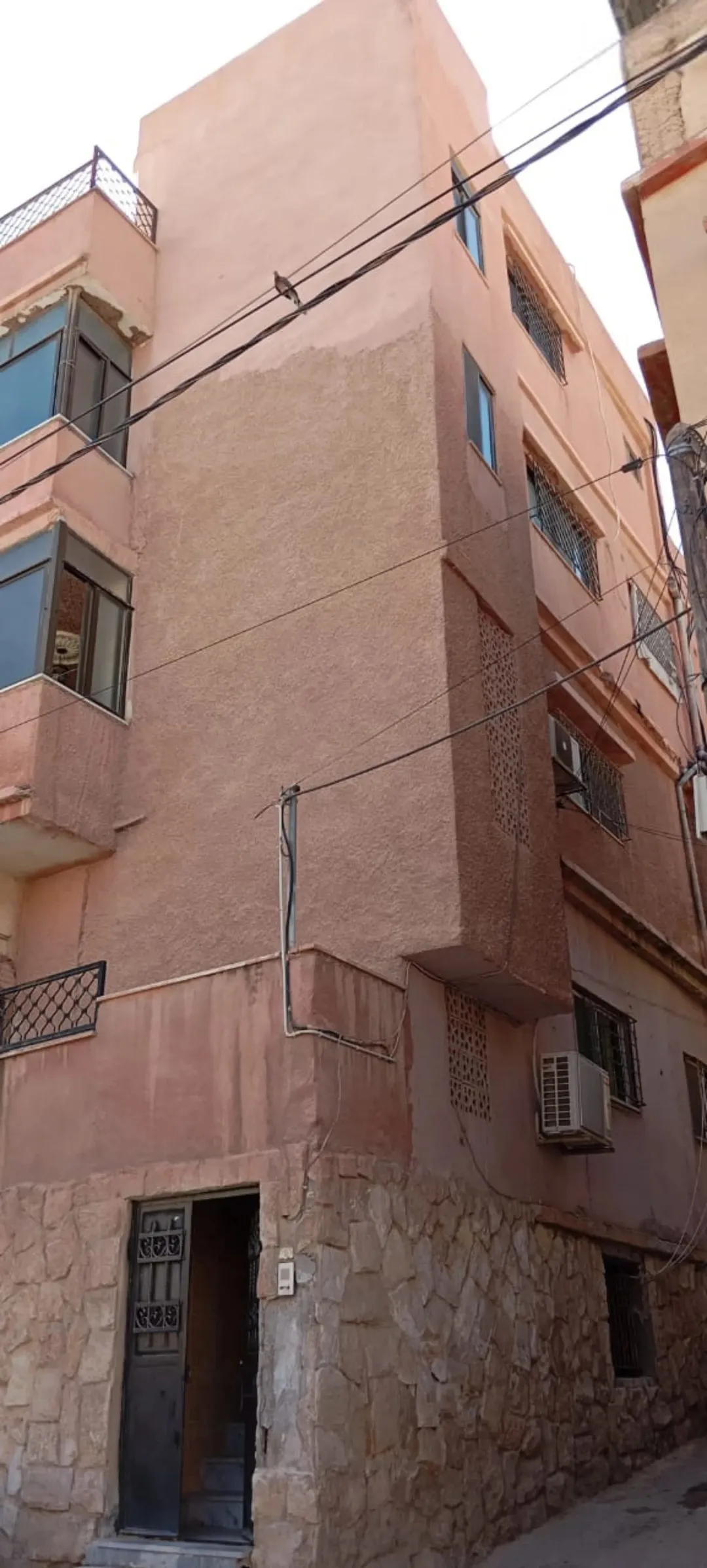 عمارة رائعة مكونة من ثلاثة طوابق مُجددة بالكامل وتضم مخزنًا