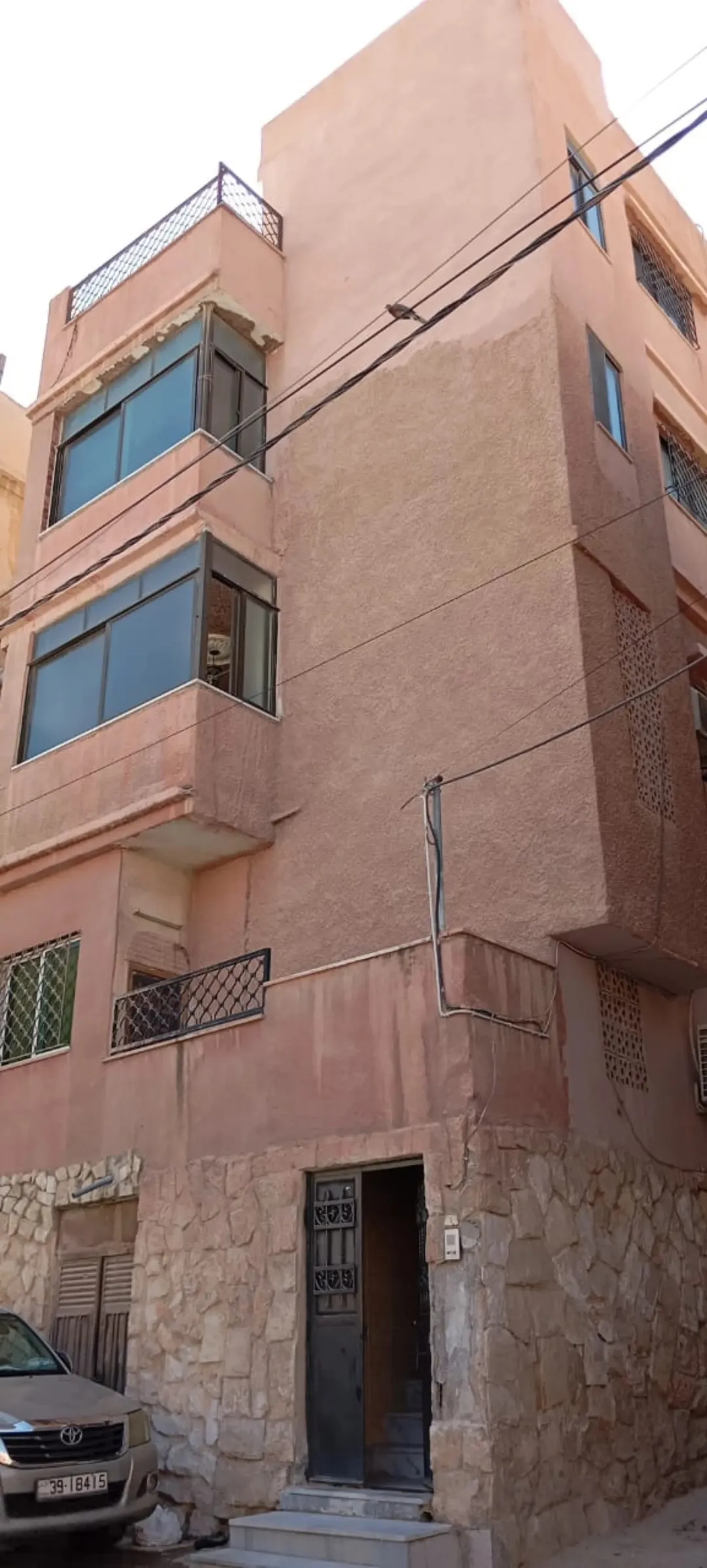 عمارة رائعة مكونة من ثلاثة طوابق مُجددة بالكامل وتضم مخزنًا