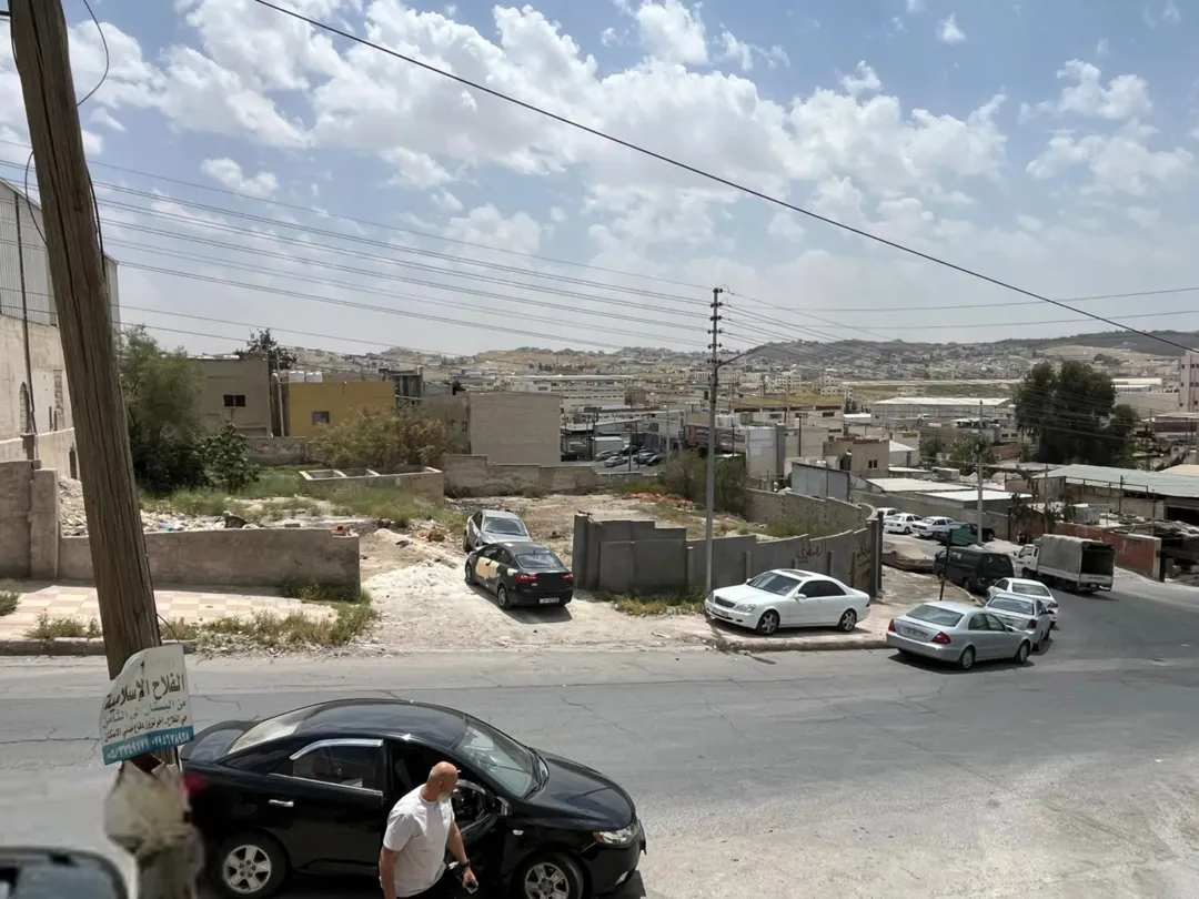 ارض تجارية مميزة في ماركا – المنطقة الصناعية الأولى