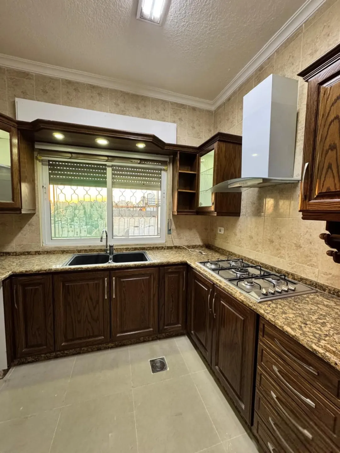 شقة سكنية مميزة للبيع في ضاحية الأمير حسن