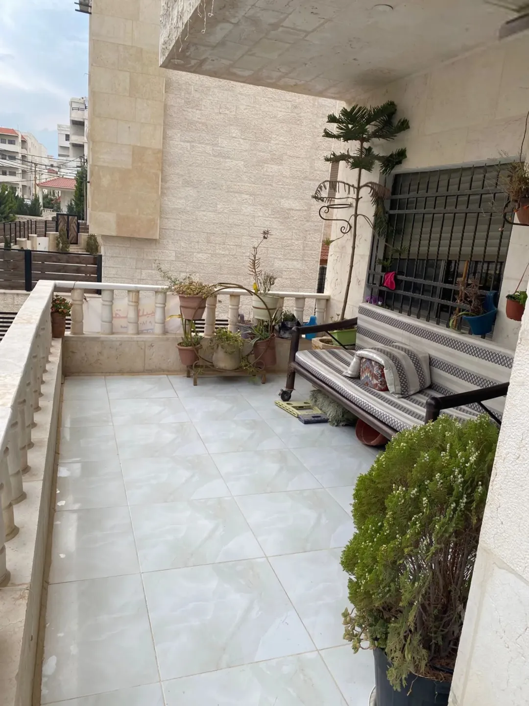 شقة فاخرة مدخل مستقلة للبيع في حي الراهبات