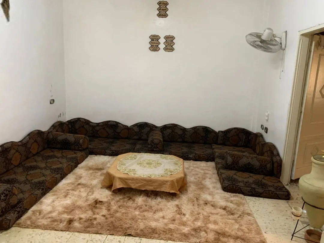 عمارة سكنية في مخيم حطين