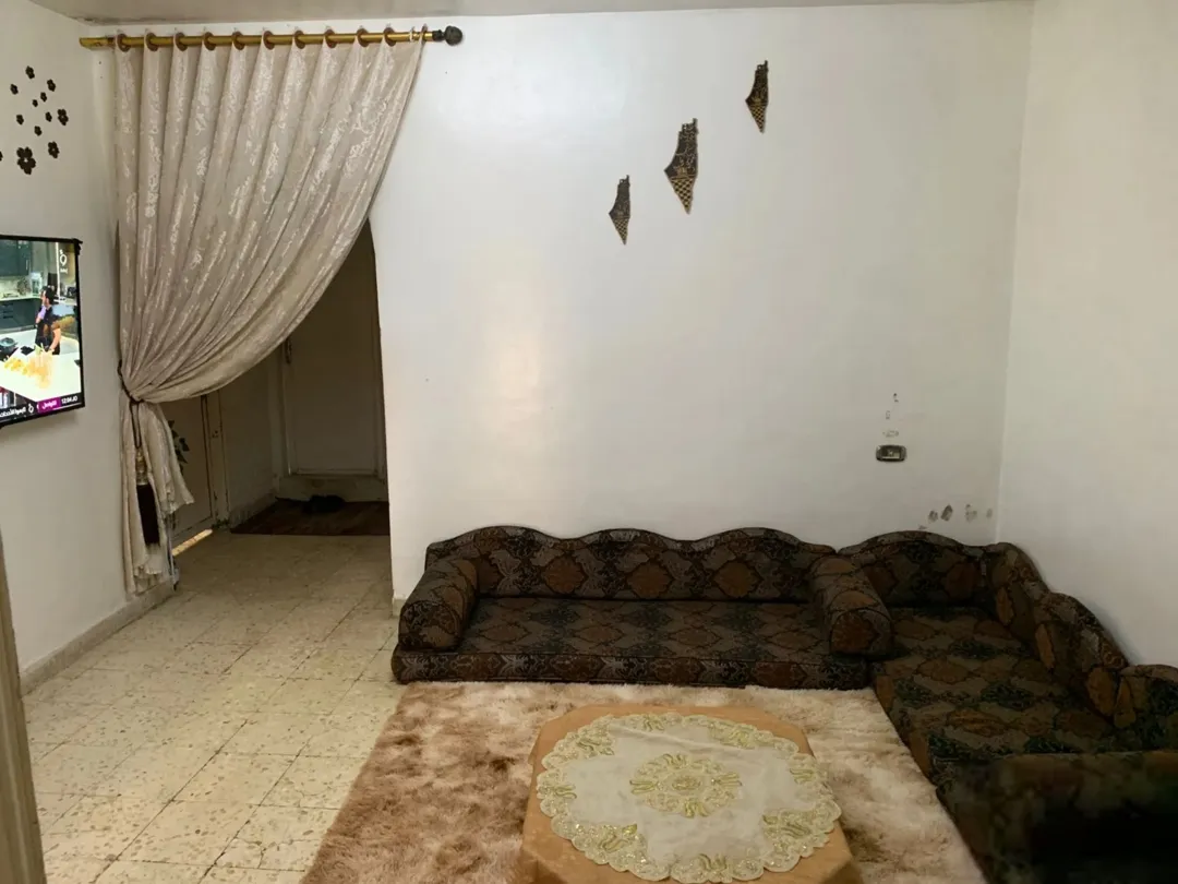 عمارة سكنية في مخيم حطين