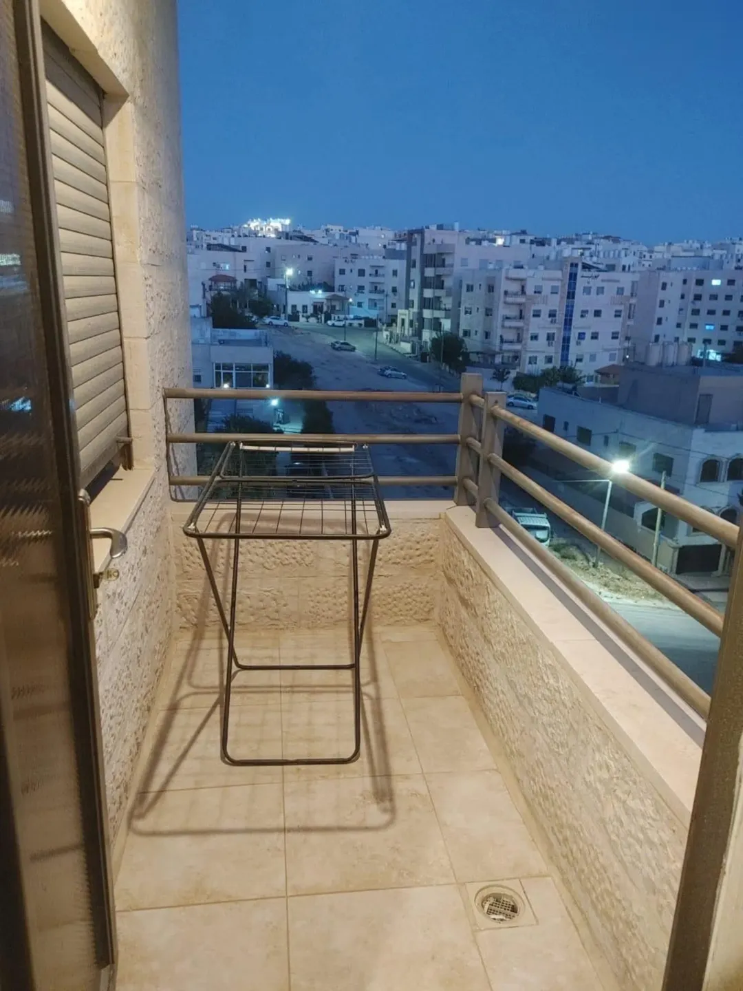 شقة للبيع طابق ثالث مع روف في ابو نصير بسعر مغري