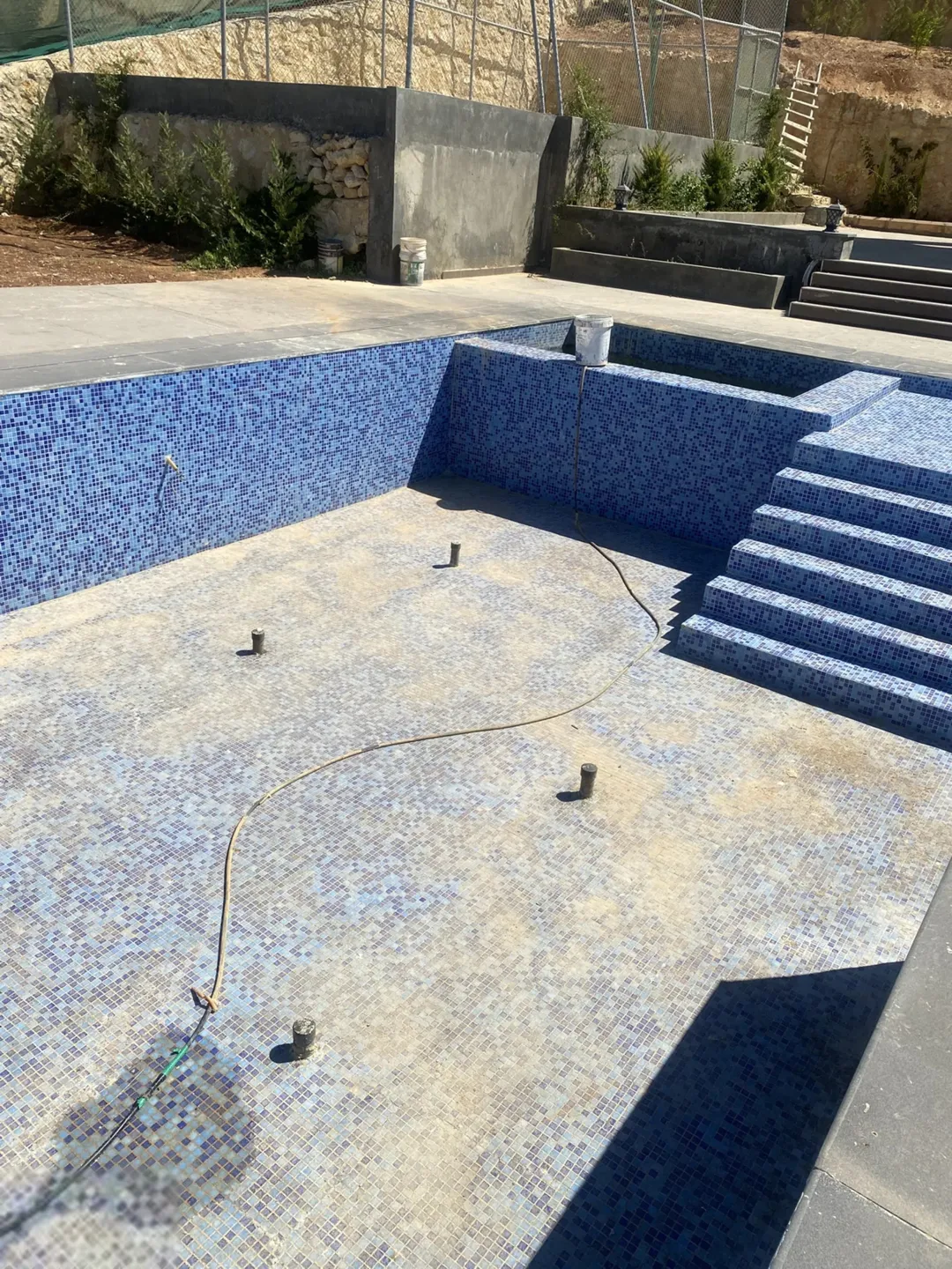 مزرعه في جرش مع فيلا موقع مميز مطله مساحات خارجيه مع مسبح وملعب .. للبيع