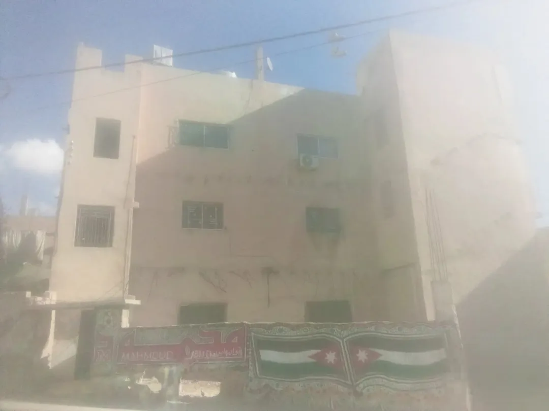 عمارة سكنية للبيع في الزرقاء – موقع مميز بين حي رمزي وحي معصوم