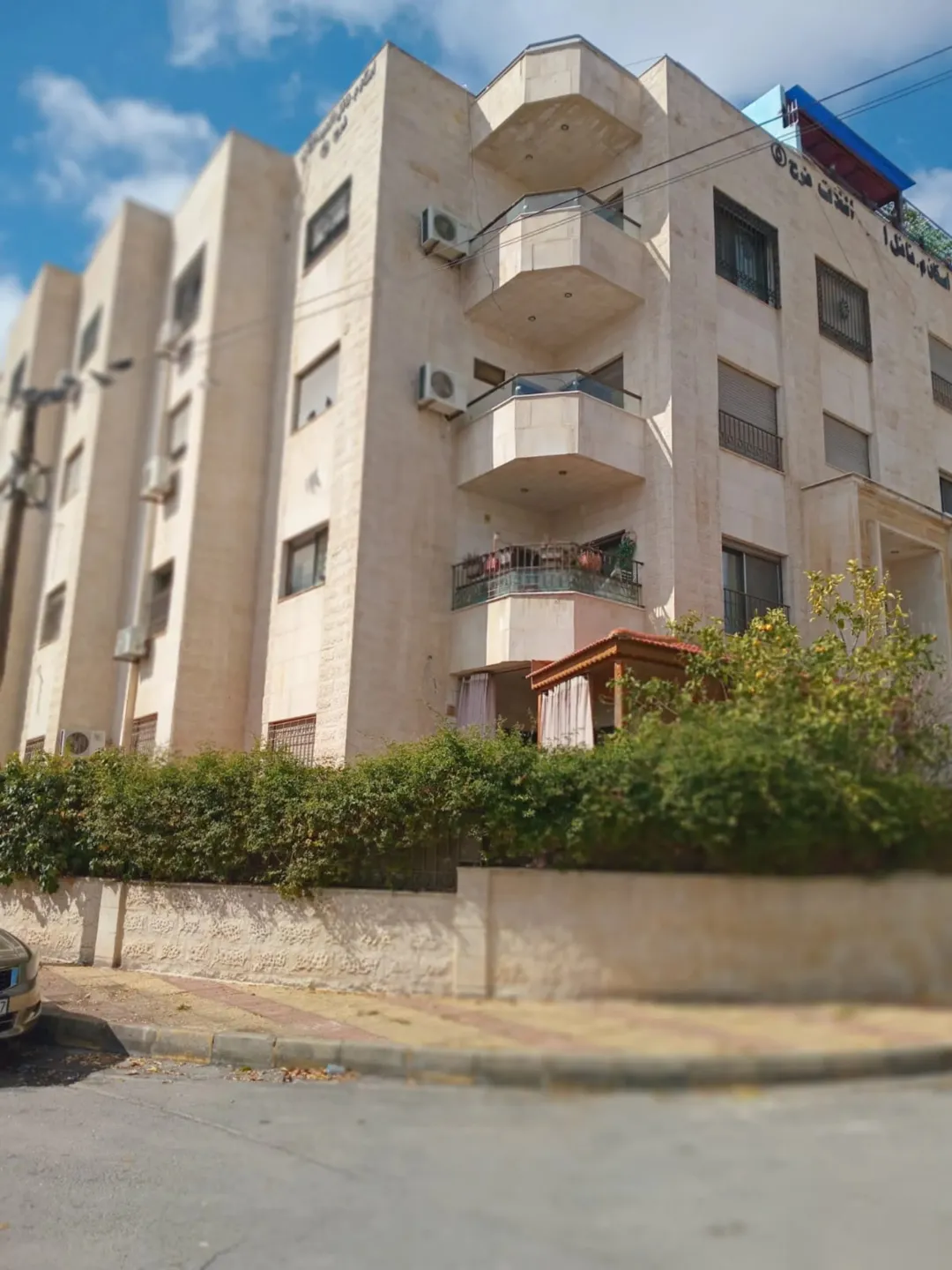 شقة فاخرة في الرابيه طابق ثالث مع أثاث أنيق وإطلالات خلابة