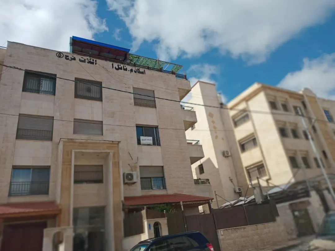 شقة فاخرة في الرابيه طابق ثالث مع أثاث أنيق وإطلالات خلابة
