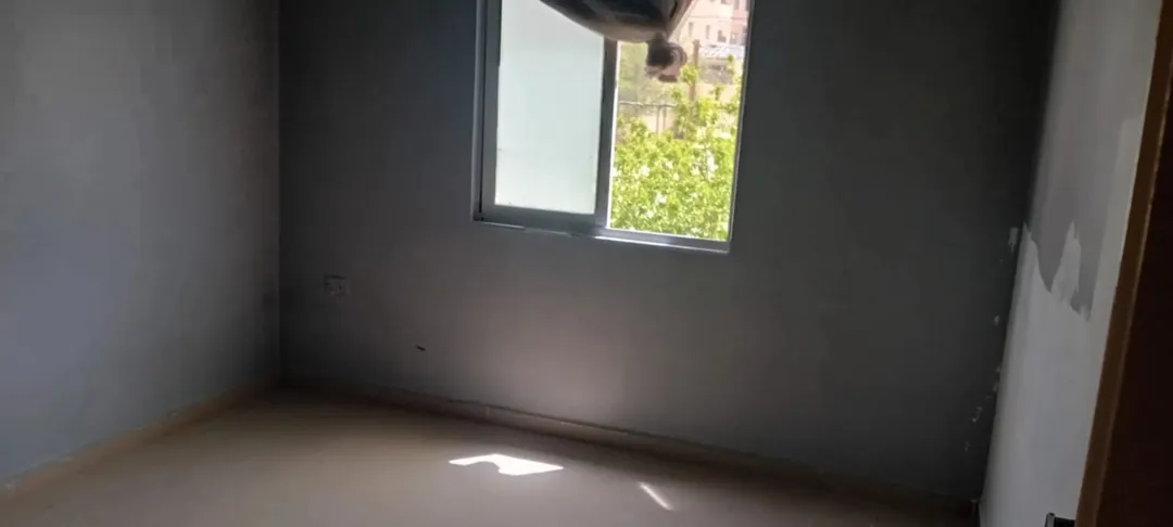 شقة للبيع تتكون من غرفتين وحمامين وصالة وبلكونه ومطبخ دفعة