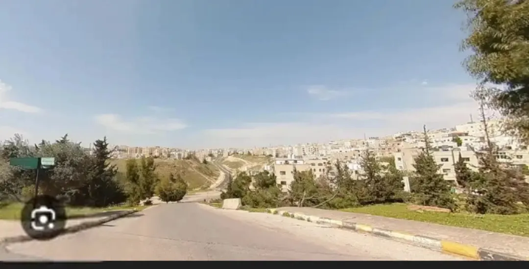أرض تجارية مميزة للبيع في مرج الحمام بواجهة عريضة