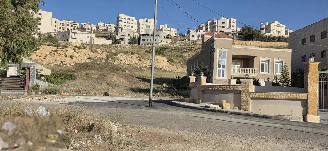 ارض للبيع في أجمل مناطق ابونصير ثاني قطعه عن شارع الاردن