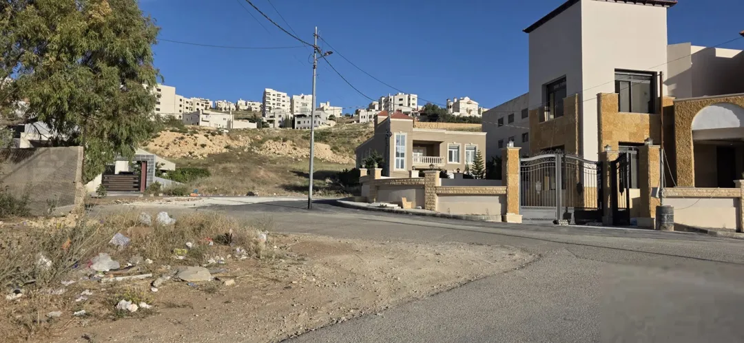 ارض للبيع في أجمل مناطق ابونصير ثاني قطعه عن شارع الاردن