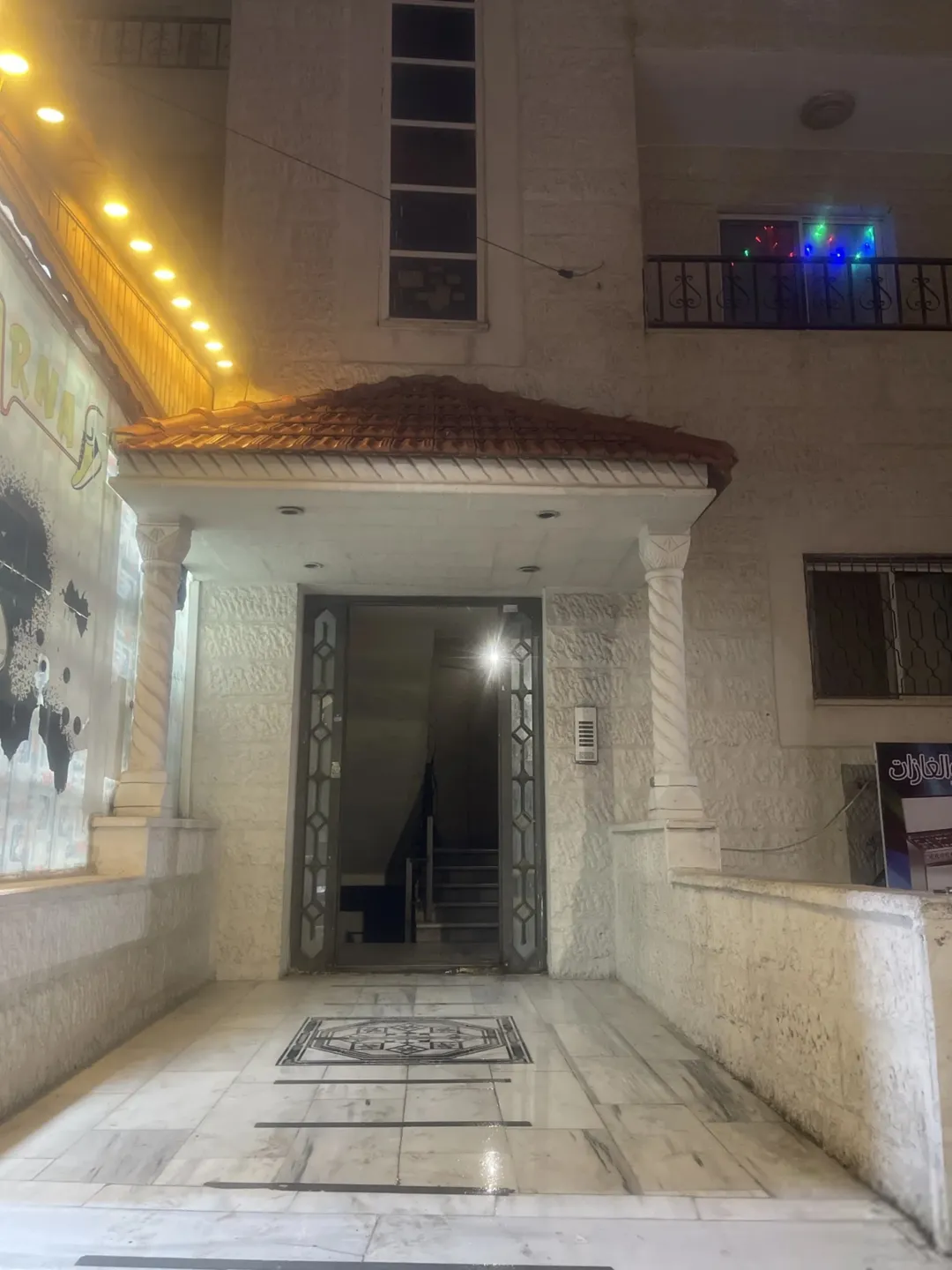 عمارة استثمارية فاخرة للبيع في موقع استراتيجي