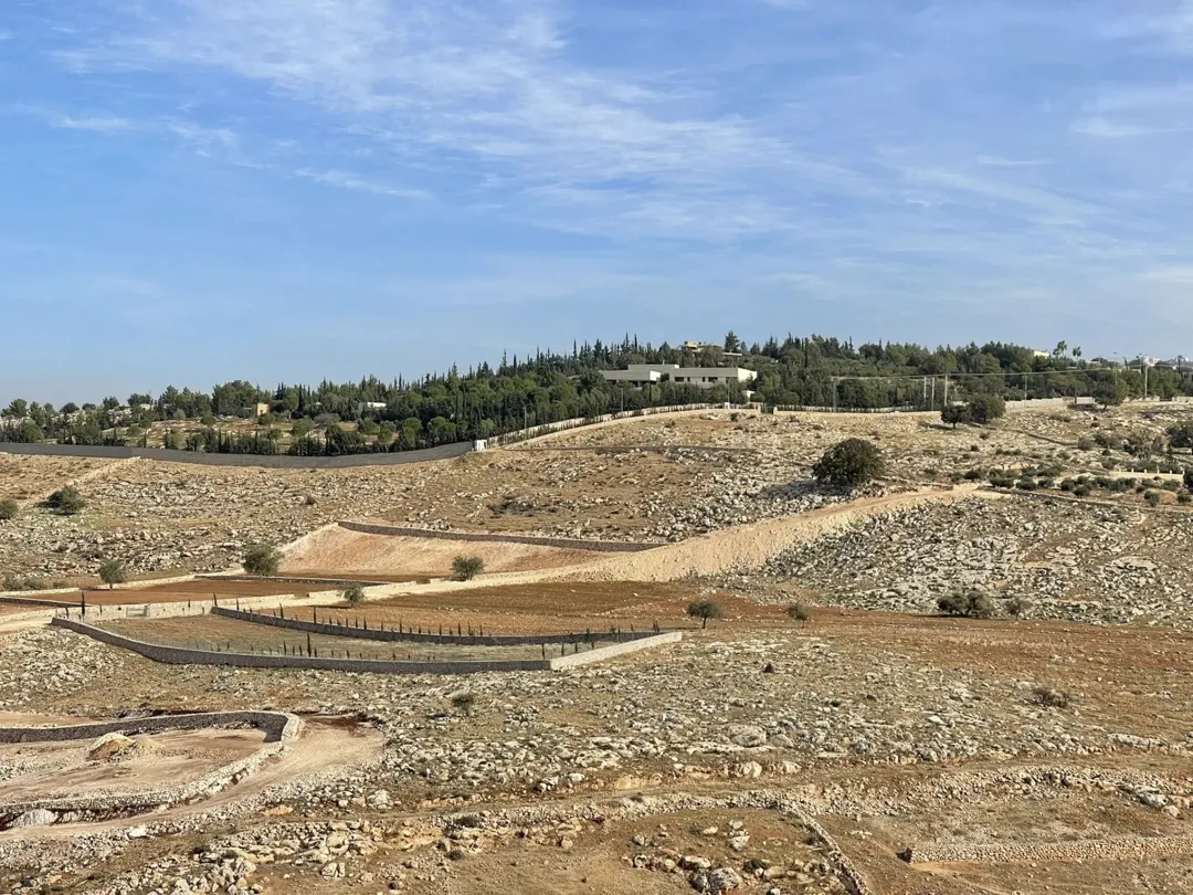 ارض للبيع بدر الجديده حي الاميرات(حوض الرقيقه) باطلاله عاليه جدا 3940م