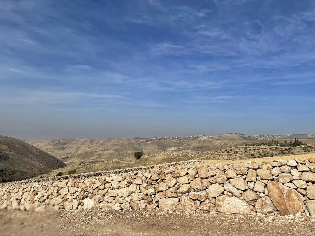 ارض للبيع بدر الجديده حي الاميرات(حوض الرقيقه) باطلاله عاليه جدا 3940م