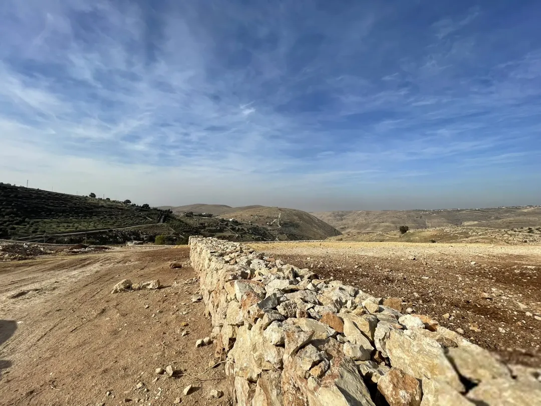 ارض للبيع بدر الجديده حي الاميرات(حوض الرقيقه) باطلاله عاليه جدا 3940م