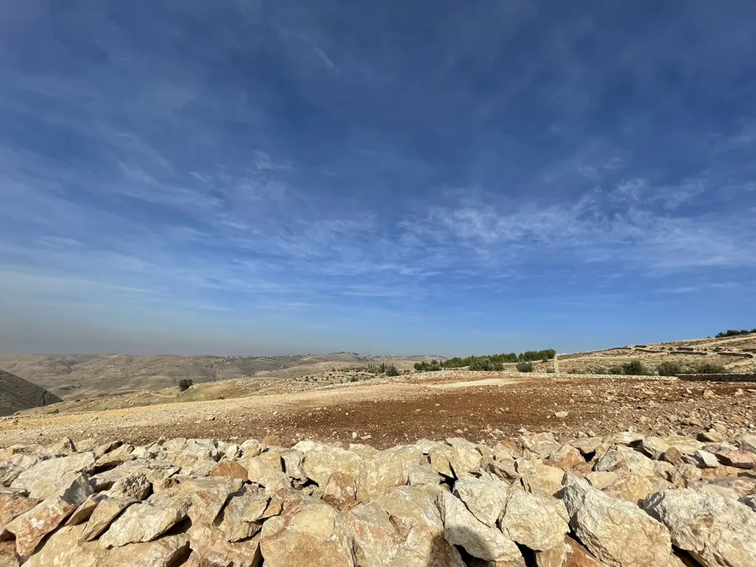 ارض للبيع بدر الجديده حي الاميرات(حوض الرقيقه) باطلاله عاليه جدا 3940م