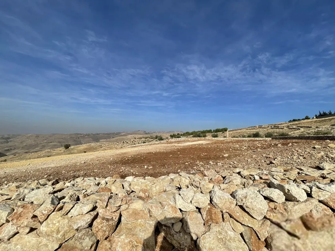 ارض للبيع بدر الجديده حي الاميرات(حوض الرقيقه) باطلاله عاليه جدا 3940م