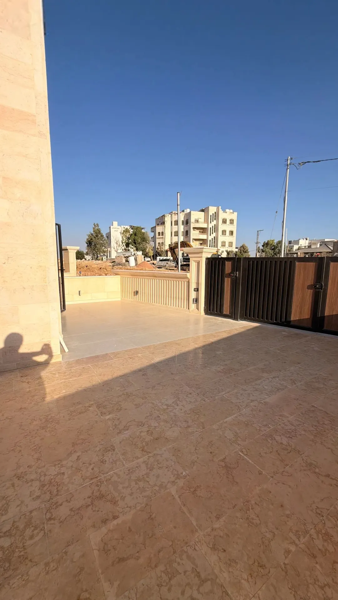 طاقة شمسية غاز مركزي شقة أرضية 210م2 بالاقساط شقة أرضية للبيع في حي المنصور الجبيهه — صورة 3