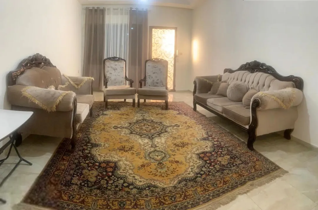 شقة مفروشة للإيجار شبه أرضية في المدينة الرياضية منطقة هادئة قريبة من الخدمات مع تراس و حديقة