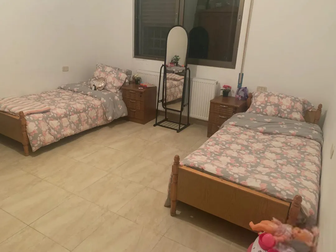 شقة مفروشة للإيجار شبه أرضية في المدينة الرياضية منطقة هادئة قريبة من الخدمات مع تراس و حديقة | ID 784587