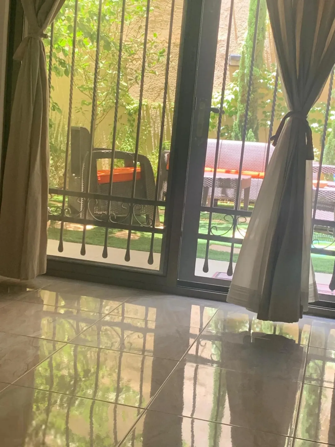 شقة مفروشة للإيجار شبه أرضية في المدينة الرياضية منطقة هادئة قريبة من الخدمات مع تراس و حديقة | ID 784587