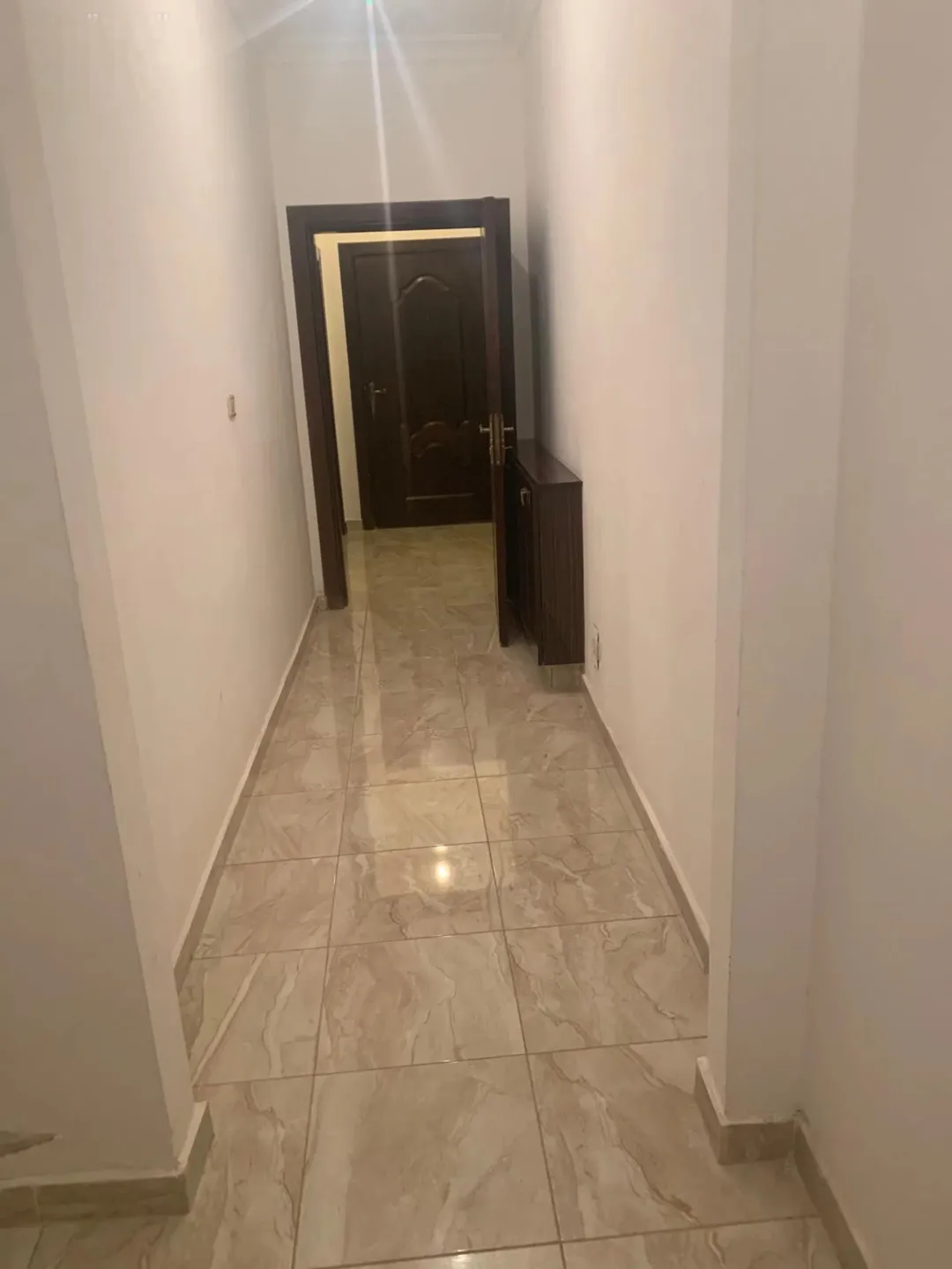 شقة مفروشة للإيجار شبه أرضية في المدينة الرياضية منطقة هادئة قريبة من الخدمات مع تراس و حديقة | ID 784587