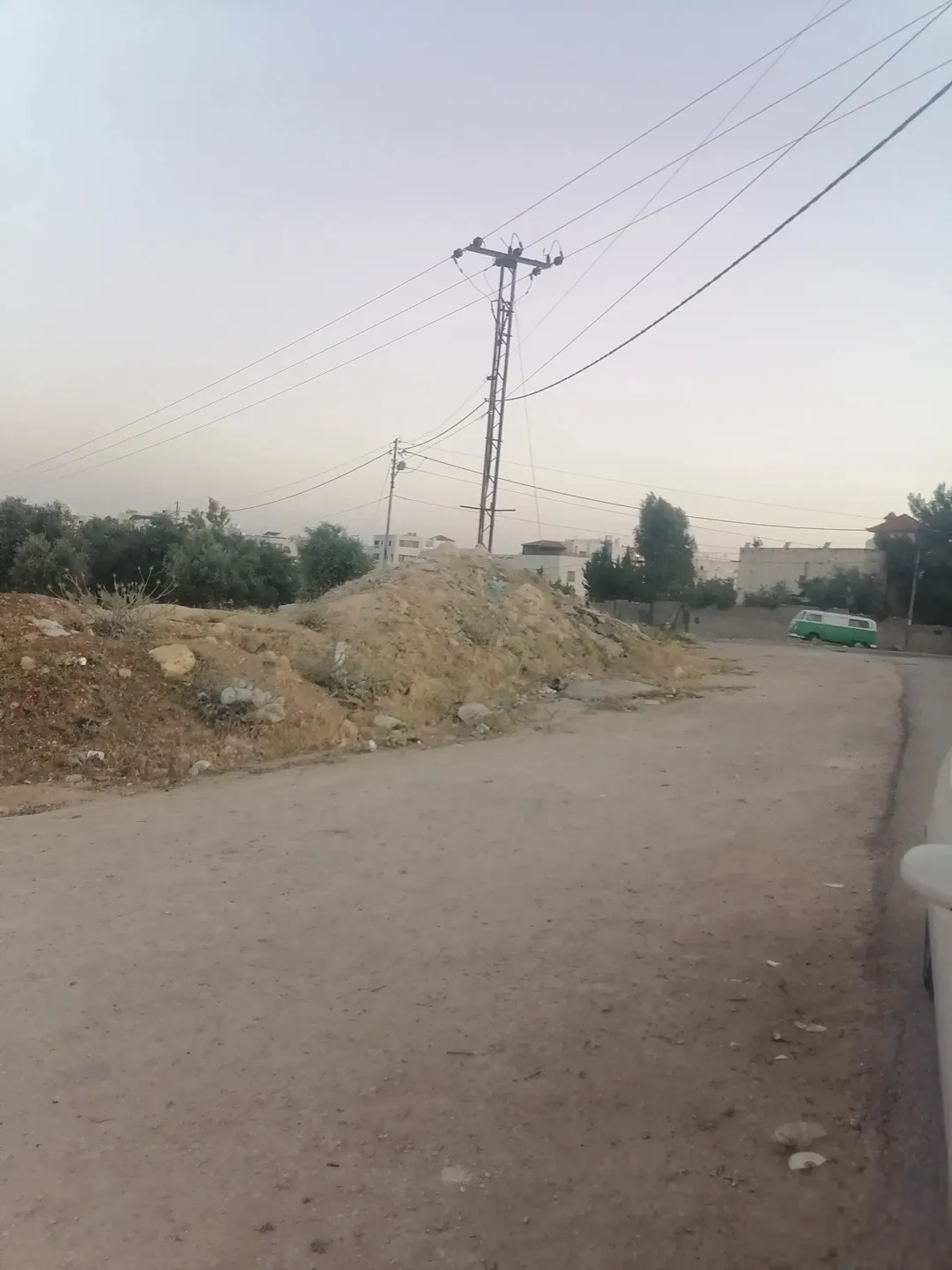 عده قطع قرب شارع المطار والبنيات اليادوده
