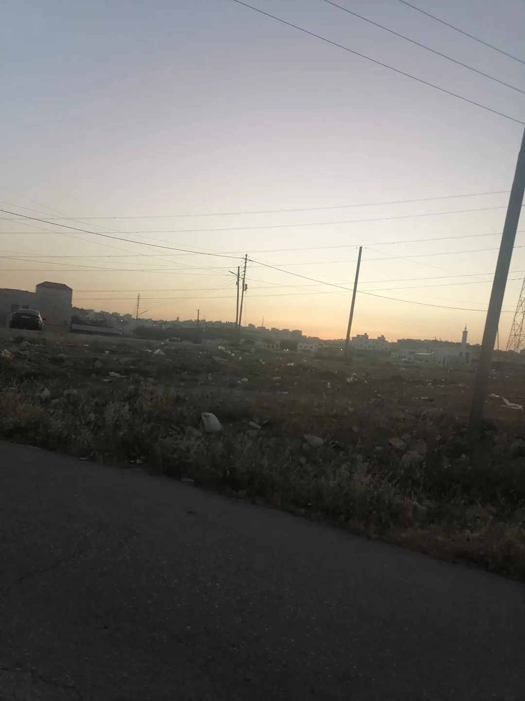 عده قطع قرب شارع المطار والبنيات اليادوده