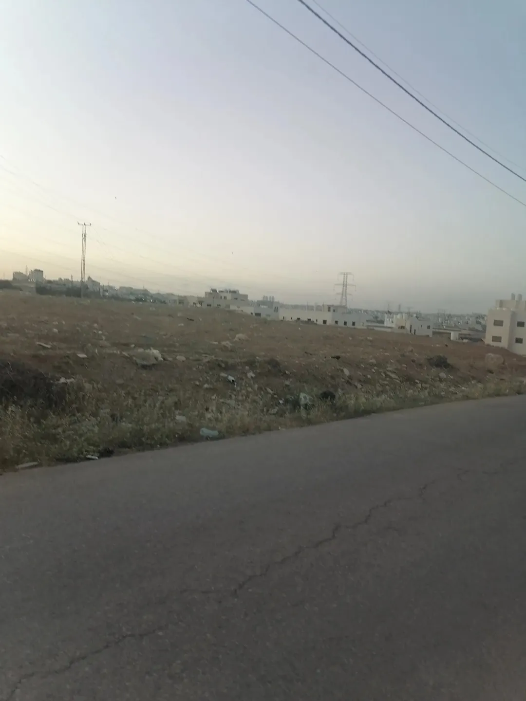 عده قطع قرب شارع المطار والبنيات اليادوده