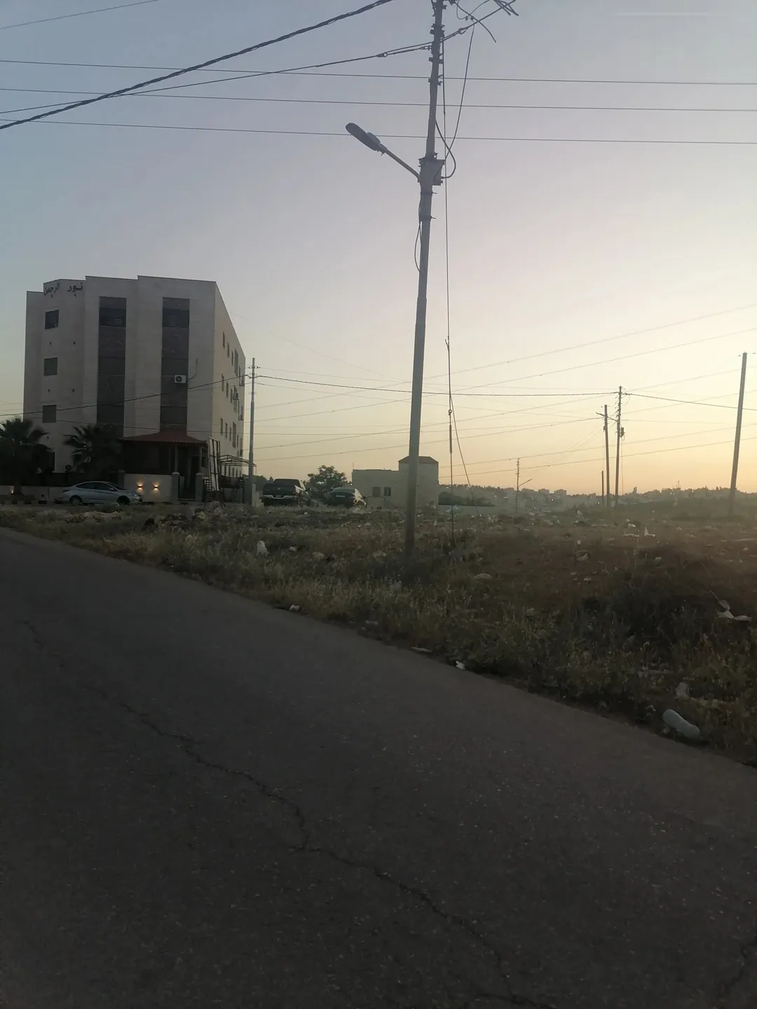 عده قطع قرب شارع المطار والبنيات اليادوده