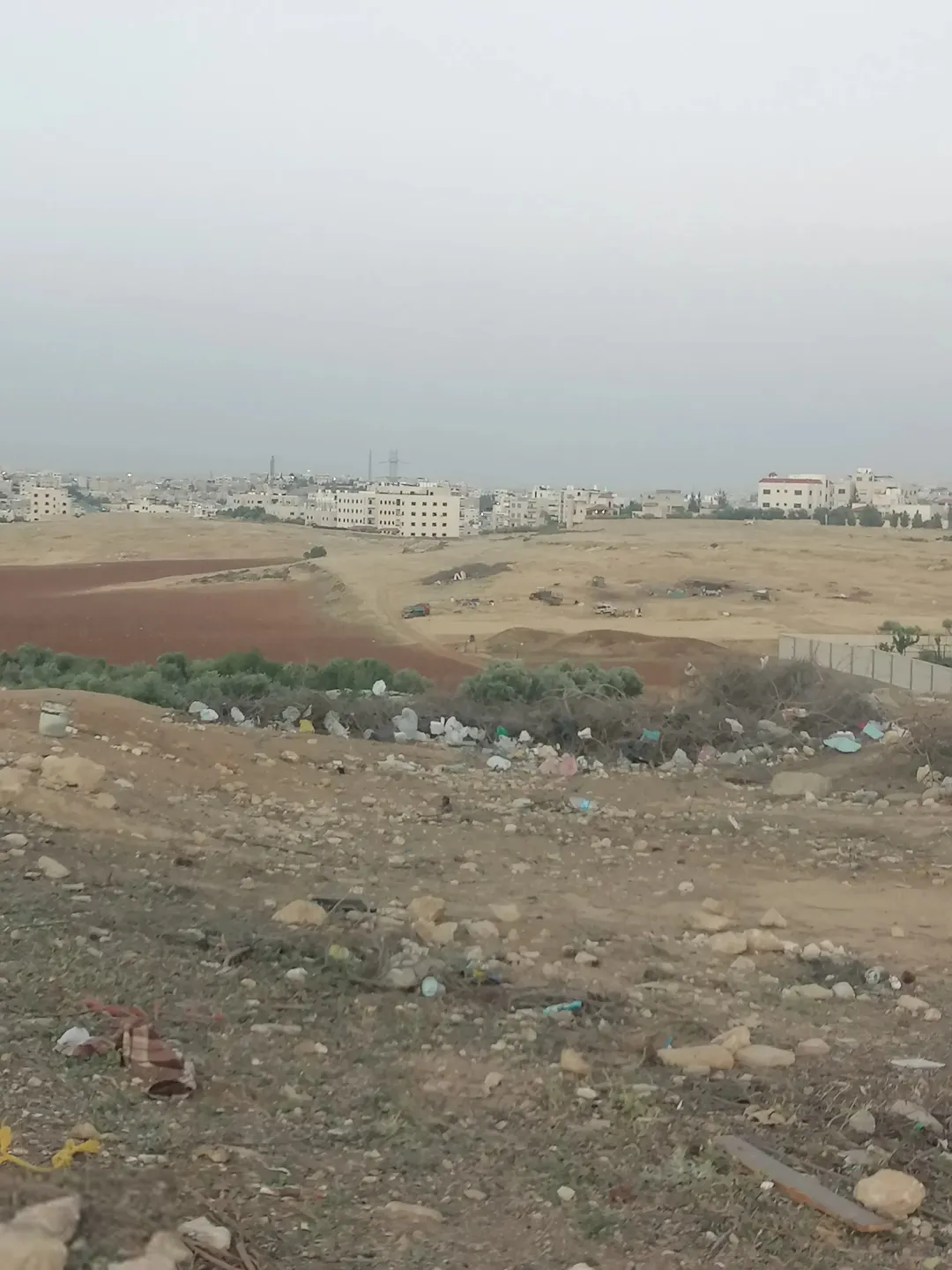 عده قطع قرب شارع المطار والبنيات اليادوده